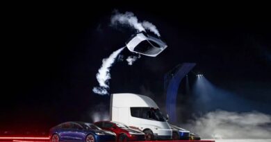 721898-tesla-devoile-sa-nouvelle-roadster-et-elle-vole