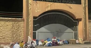 Frustrated Residents Dump Garbage Outside Foum El Ancer Town Hall in Sanitation Protest
