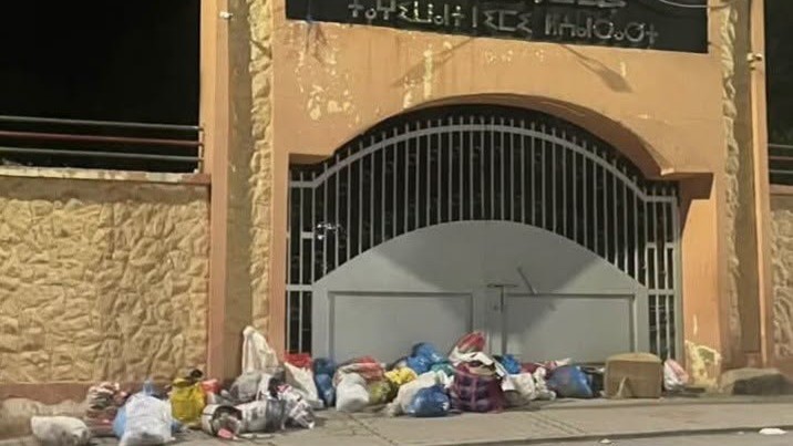 Frustrated Residents Dump Garbage Outside Foum El Ancer Town Hall in Sanitation Protest